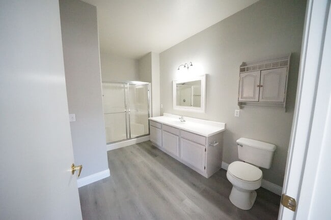 Building Photo - SHOWINGS AVAILABLE NOW