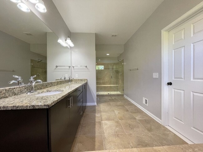 Building Photo - Spectacular 4 Bed 3.5 Bath Townhouse In Br...