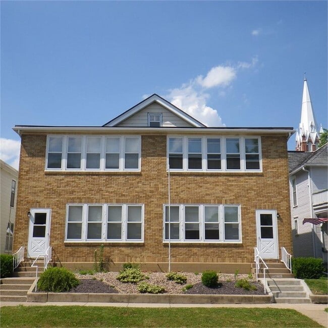Building Photo - 1105 1/2 Ave F