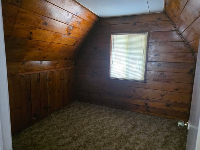 Building Photo - Cute 2 bedroom, 1 bath close to town