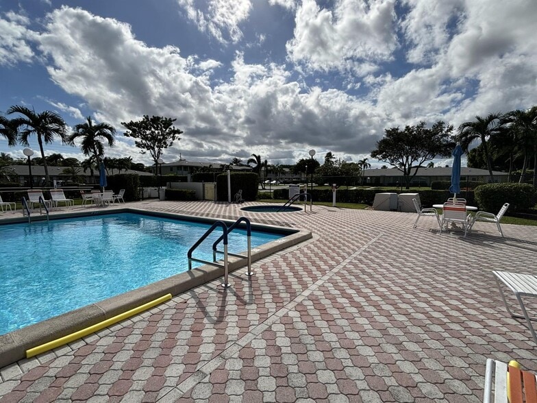 Building Photo - 1120 Boxwood Dr