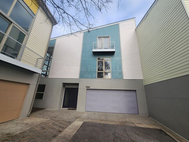 Primary Photo - 1282 MacKintosh pknw