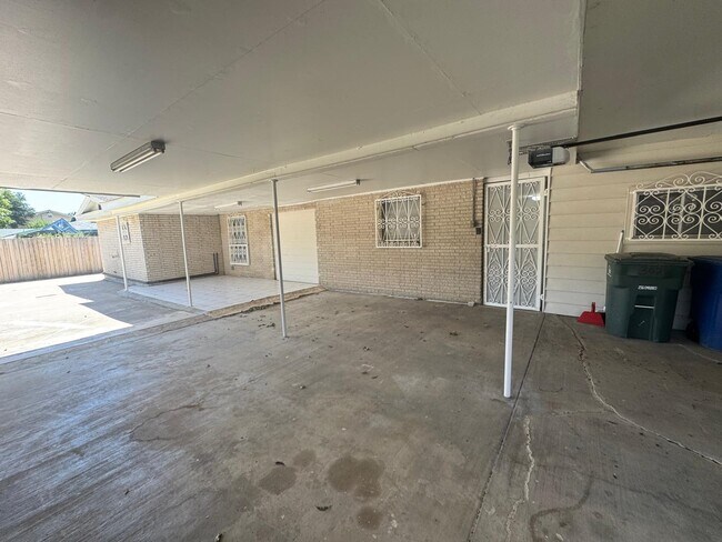 Building Photo - 302 Huisache Dr