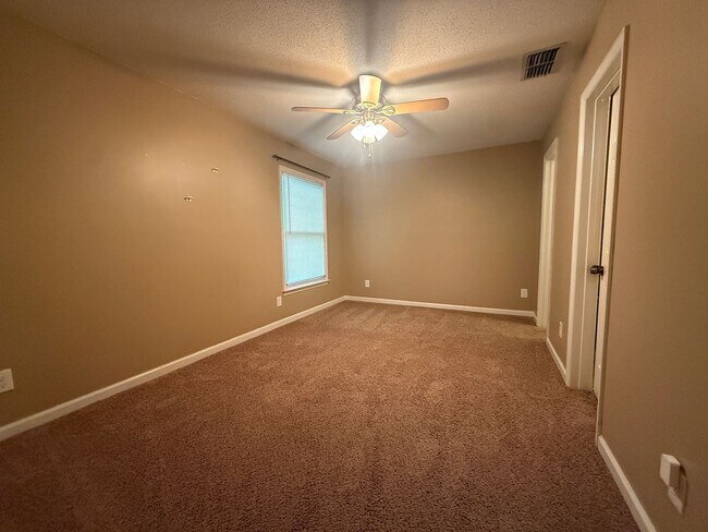 Building Photo - 2092 Woodlawn Dr SW