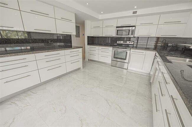 Building Photo - 468 Golden Isles Dr