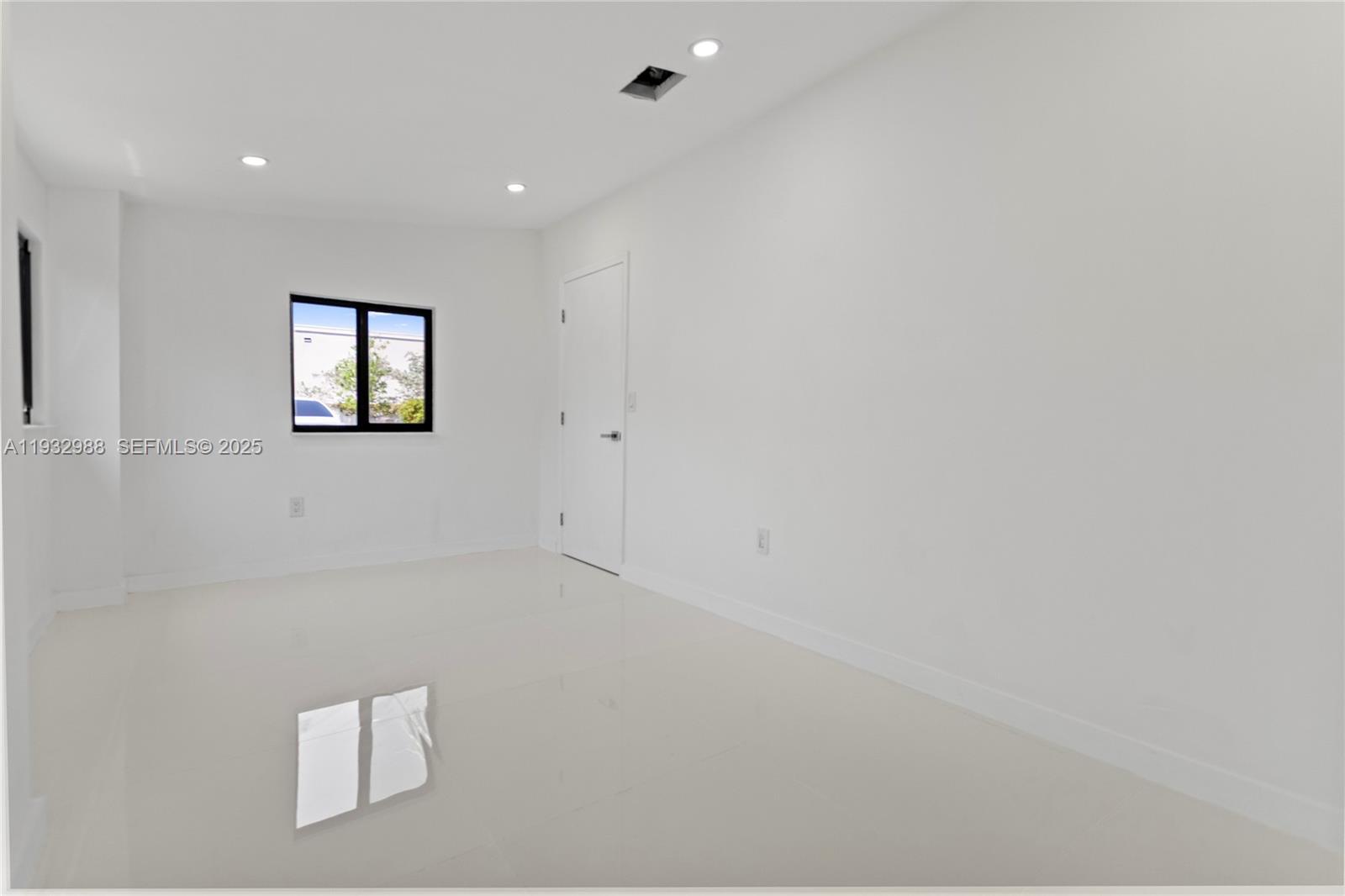 Building Photo - 1640 NE 183rd St