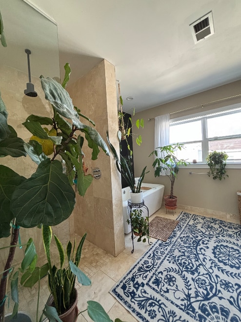 Building Photo - 527 Titan St