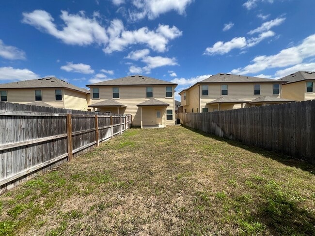 Building Photo - Luxury 3/2.5 2 Story Townhouse in NBTX