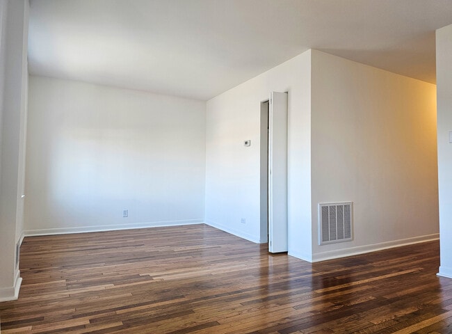 Building Photo - 2028 W 35th St