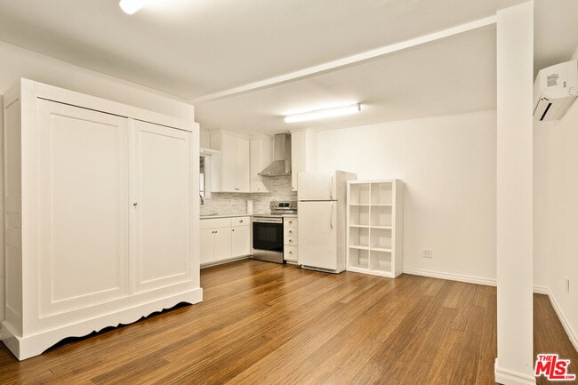 Building Photo - 637 N Alta Vista Blvd