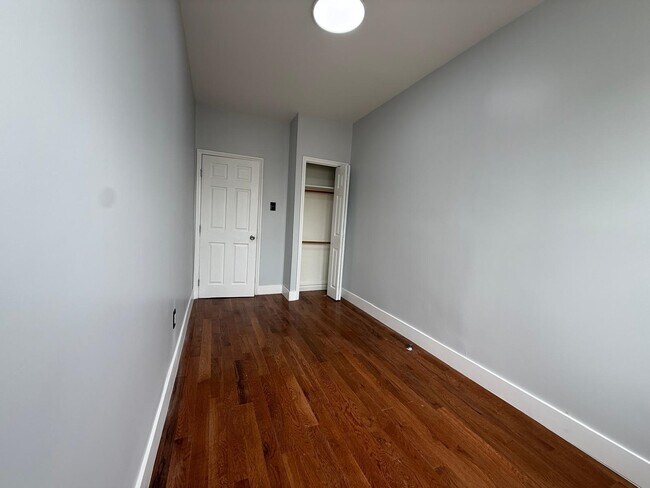 Building Photo - 162 W 32nd St