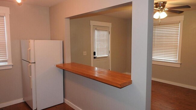 Building Photo - 517 Holmes St