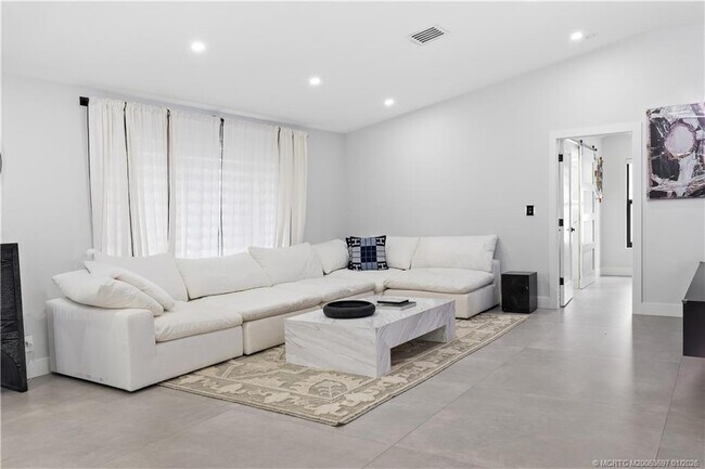 Building Photo - 5143 Deerhurst Crescent Cir