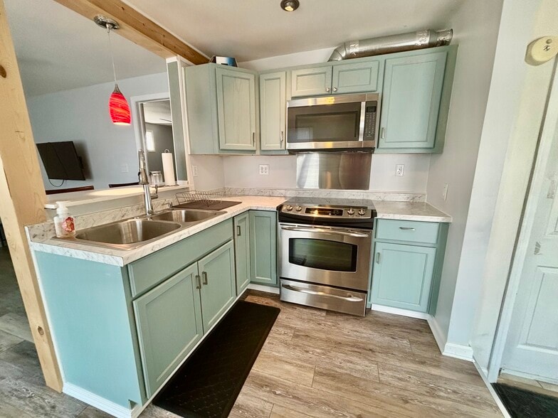 Building Photo - 340 W 26th St