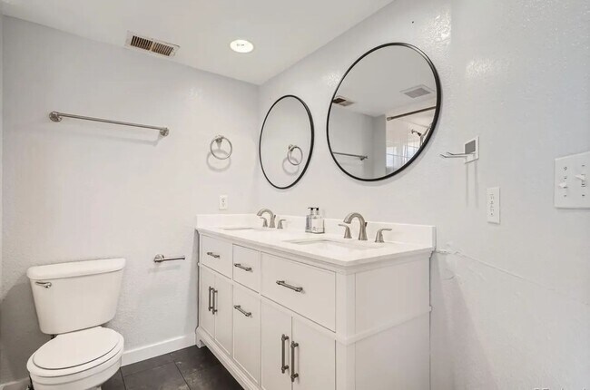 Building Photo - Updated 2 bedroom, 2 bath condo - Available now!