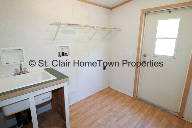 Building Photo - Large Home