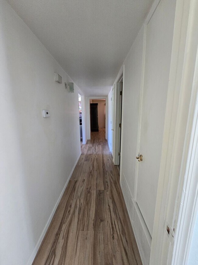 Building Photo - Furnished, 1-year long-term rental