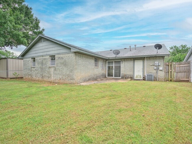 Building Photo - Cute home in Shawnee