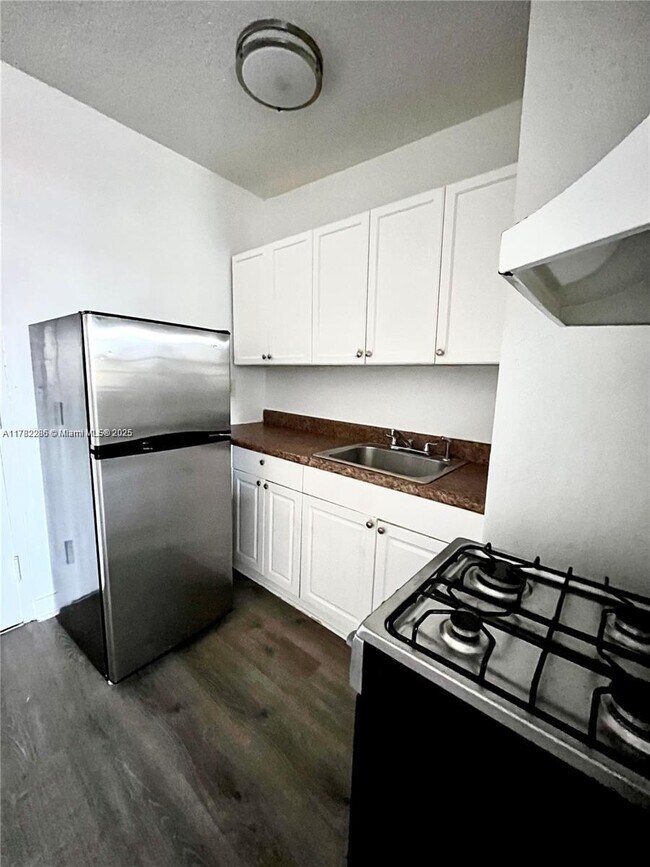 Building Photo - 501 SW 6th Ct