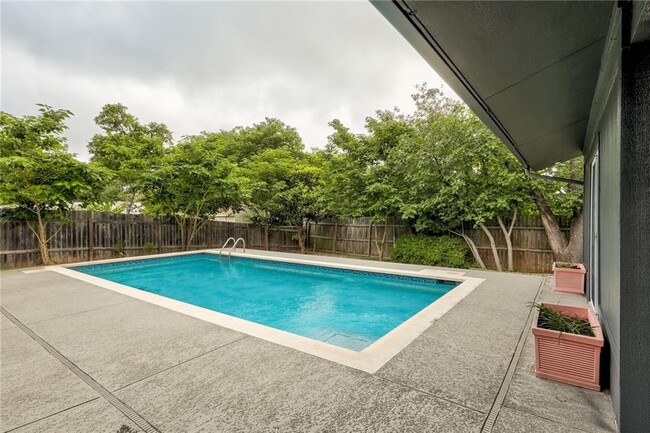 Building Photo - 12401 Knoll Ridge Dr