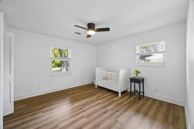 Building Photo - 5311 Hialeah Dr