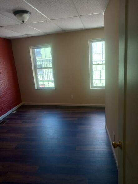 Building Photo - 615 E Chase St
