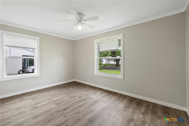 Building Photo - 810 Crockett Dr