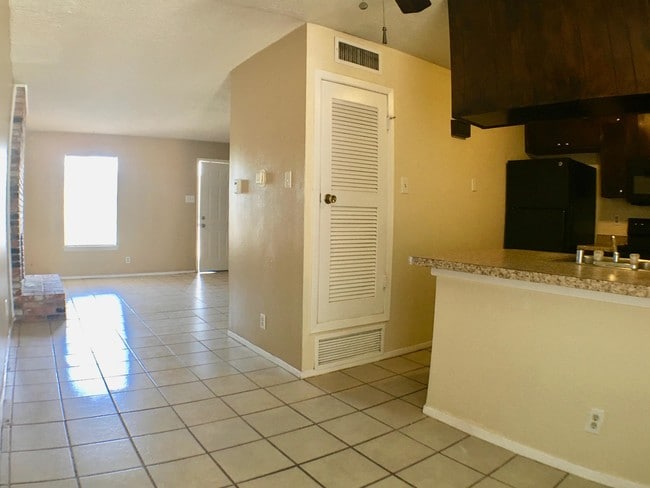 Building Photo - 6416 Pizarro St