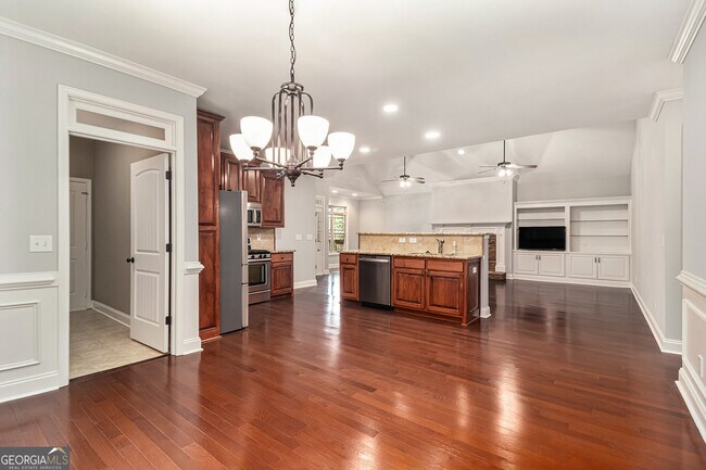 Building Photo - 180 Greenview Dr