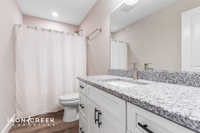 Building Photo - Beautiful New Home with Modern Finishes in...
