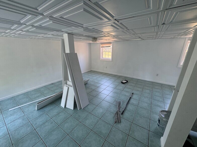 Building Photo - 1020 Village Cir