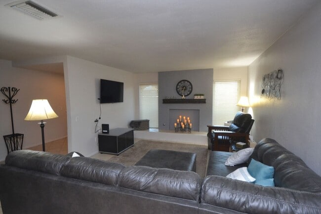 Building Photo - 3 bedroom, Fully Furnished Home