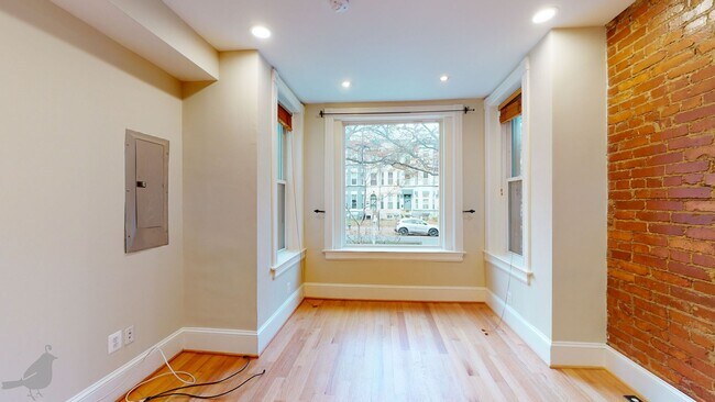 Building Photo - Renovated 2 Bedroom 2 Bath in Columbia Hei...