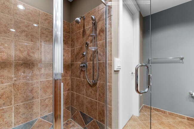Building Photo - Your dream condo in the heart of Raleigh!