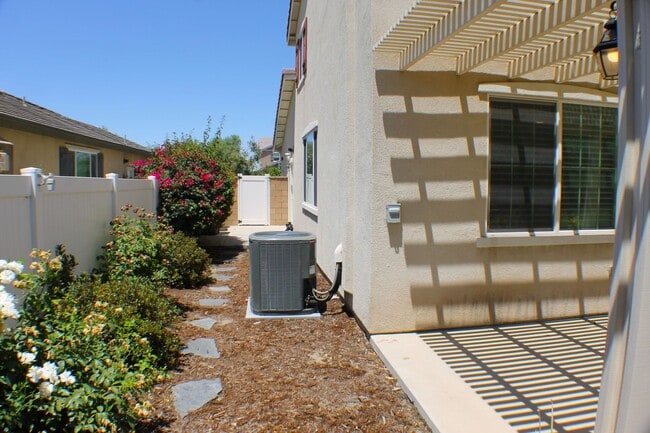 Building Photo - Stunning Redlands Home For Rent