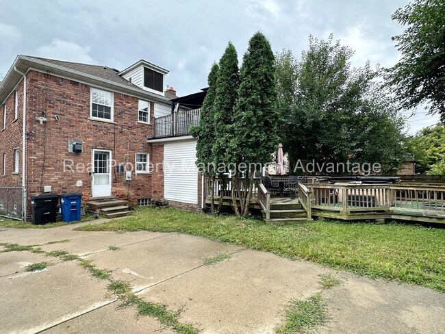 Building Photo - Charming Colonial-Style Home in the Desira...