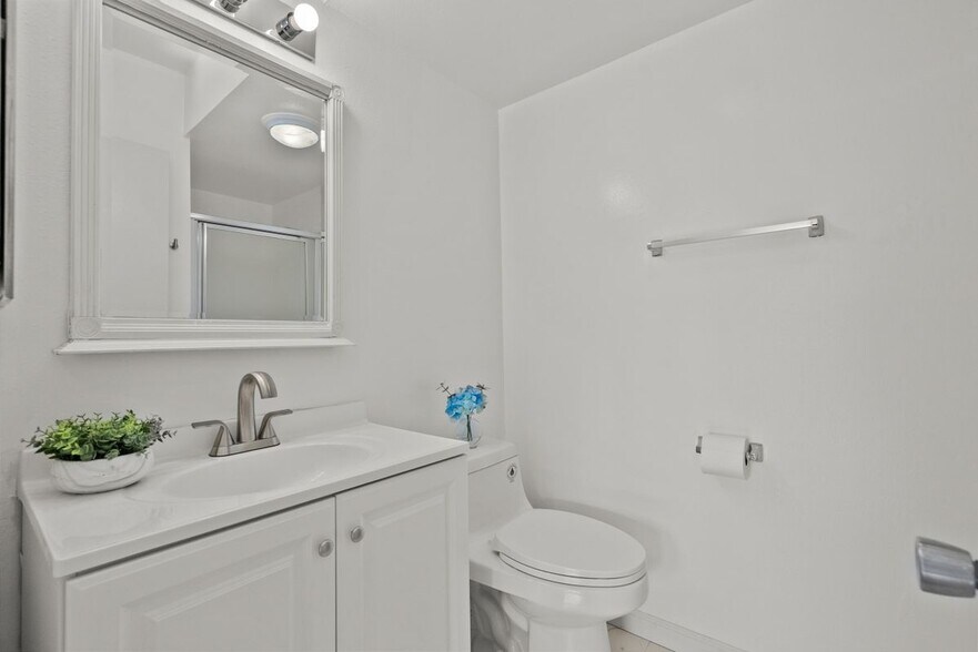 Building Photo - 5055 Coldwater Canyon Ave