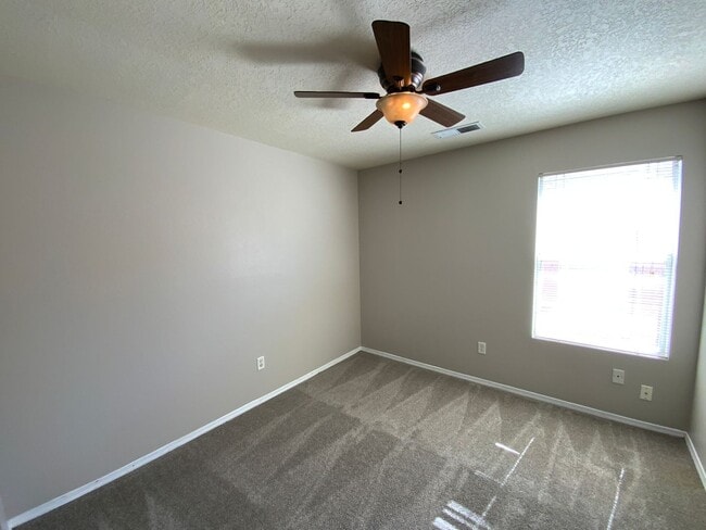 Building Photo - 3 Bedroom Single Story Home Available in V...