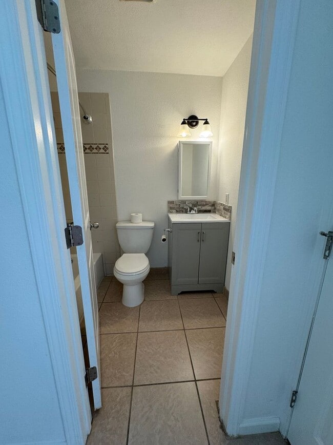 Building Photo - 2 Bedroom condo in Auburn! Walk to everyth...