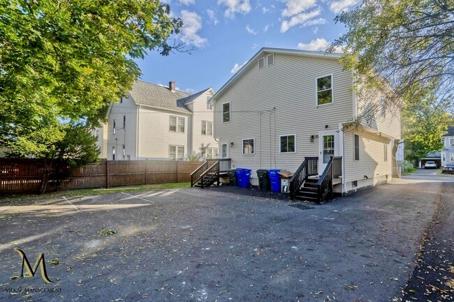 Building Photo - Newly Renovated Duplex Apt | All New Appliances + Off Street Parking