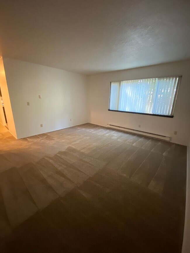 Building Photo - Upstairs 2 Bedroom, 1 Bathroom Apartment Home