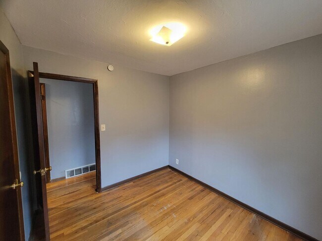 Building Photo - 3 bedroom 1 bath