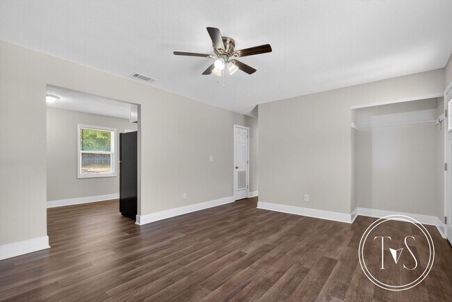 Building Photo - 109 Elm St