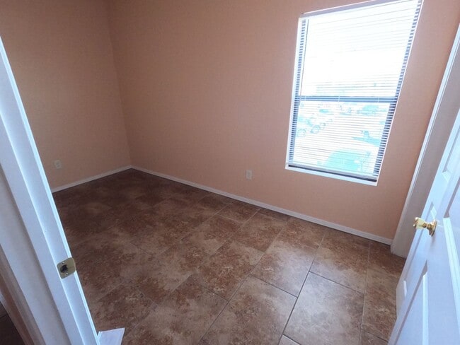 Building Photo - 1401 W Brown Rd