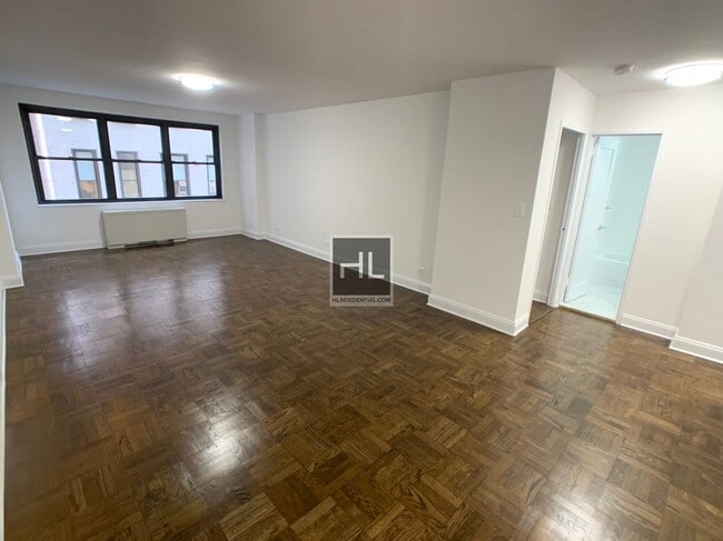 Building Photo - 5 AVENUE