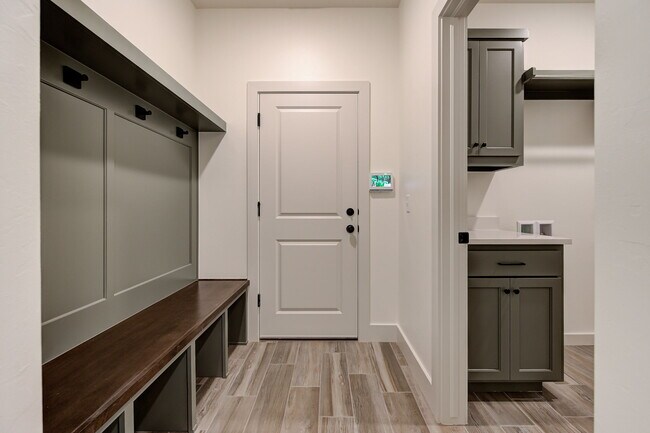 Building Photo - 6024 Kinnick Dr