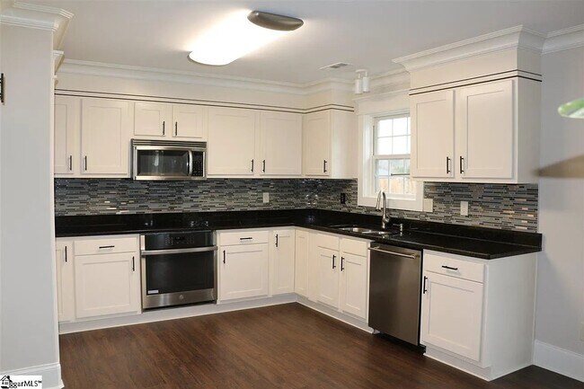 Building Photo - 204 Golden Leaf Ln