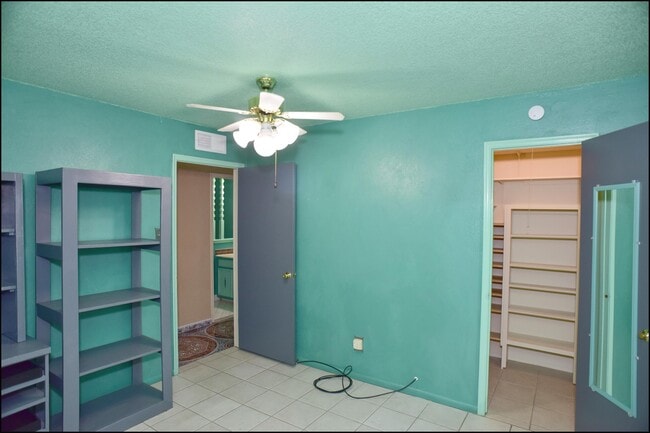 Building Photo - 6700 Escondido Dr