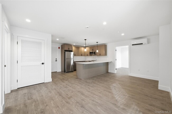 Building Photo - 180 Deer Park Ave