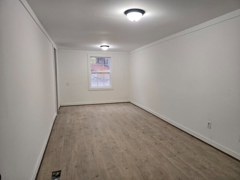 Building Photo - 130 Coin Ln